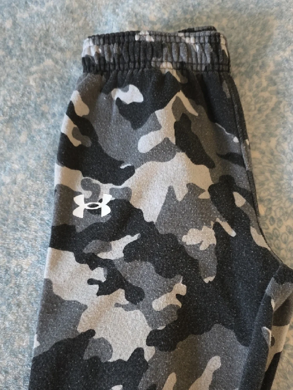 Under Armour (7) Black & Gray Camo Performance Sweatpants